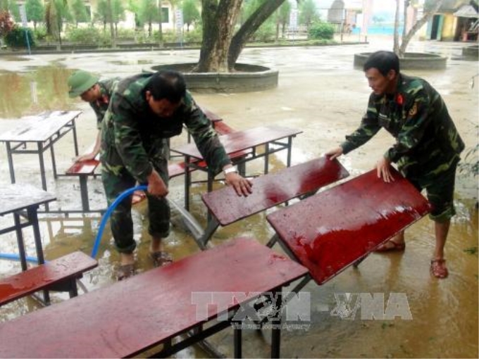 Các chiến sĩ Ban chỉ huy Quân sự huyện Mộ Đức (Quảng Ngãi) lau rửa bàn ghế. Ảnh minh họa: Phước Ngọc/TTXVN